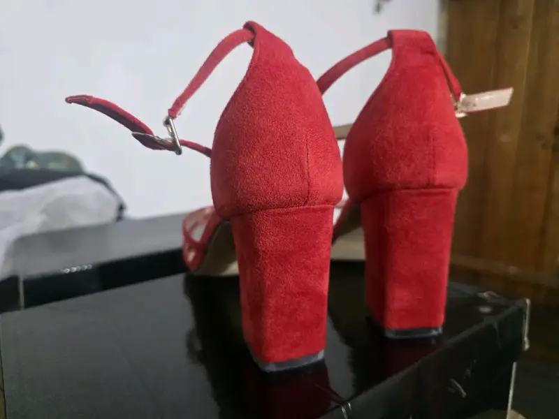 Tacones rojos de gamuza con correa - 4