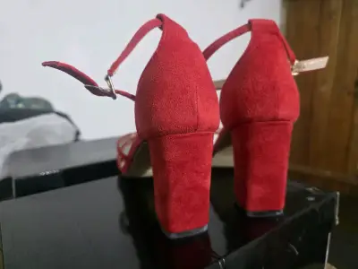 Tacones rojos de gamuza con correa - miniatura 4