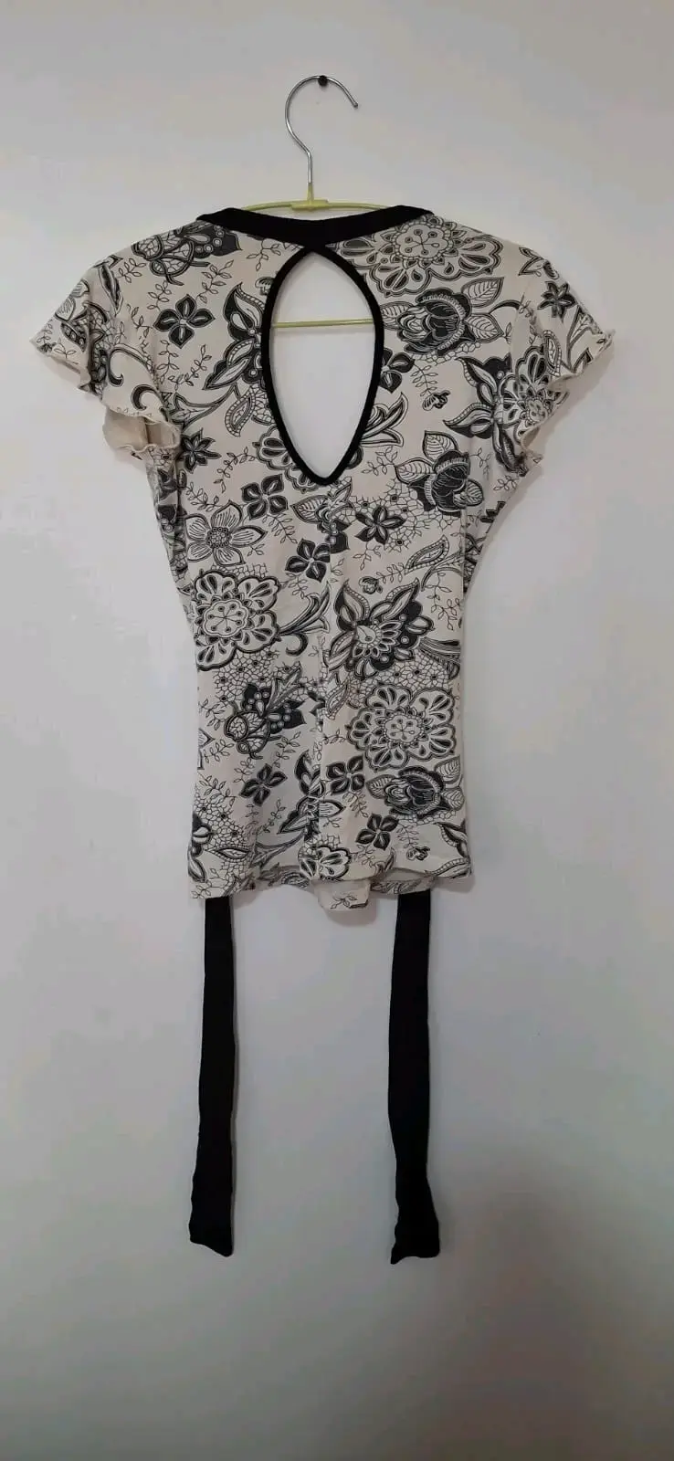 Blusa escotada Alaniz blanca con diseño negro - 2