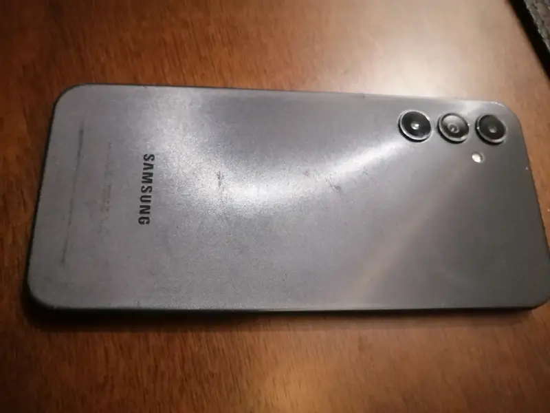 Smartphone Samsung con triple cámara trasera