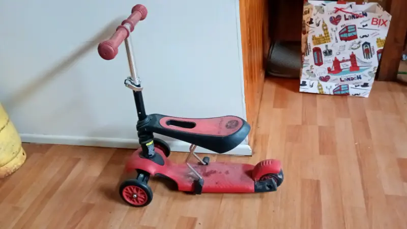 Patineta infantil rojo con asiento ajustable - 1
