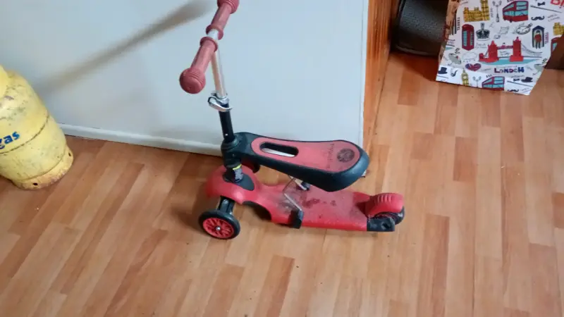 Patineta infantil rojo con asiento ajustable - 2