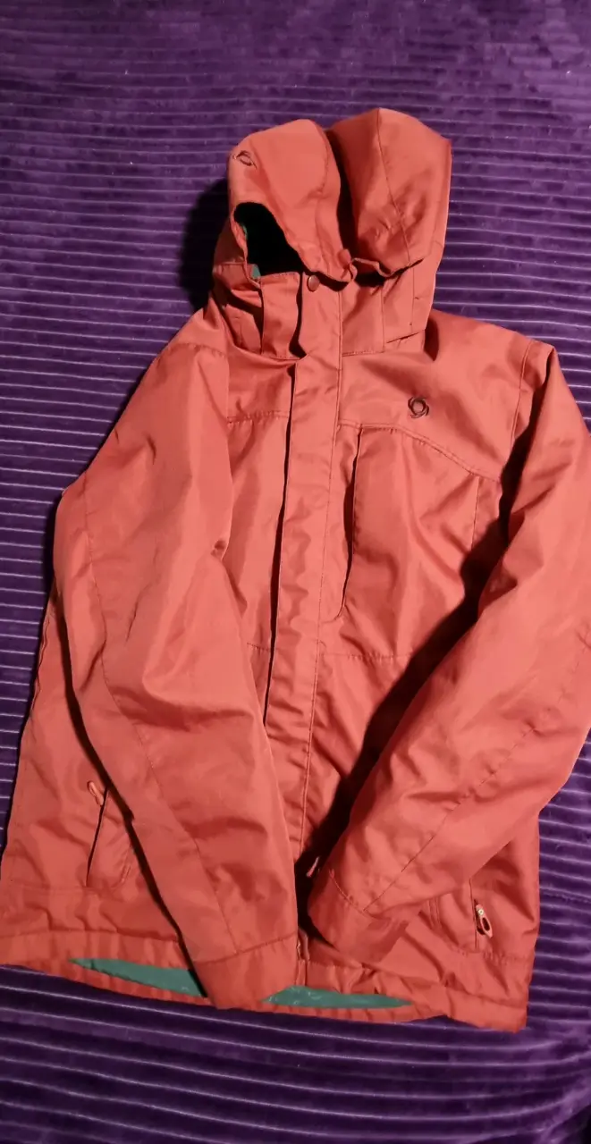 Chaqueta Doite impermeable roja con capucha
