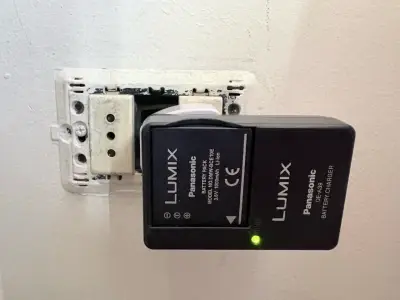 Cámara Panasonic Lumix con cargador y estuche - miniatura 1