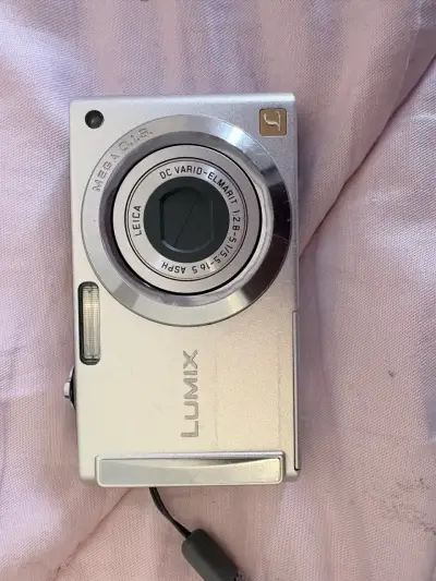 Cámara Panasonic Lumix con cargador y estuche - miniatura 3