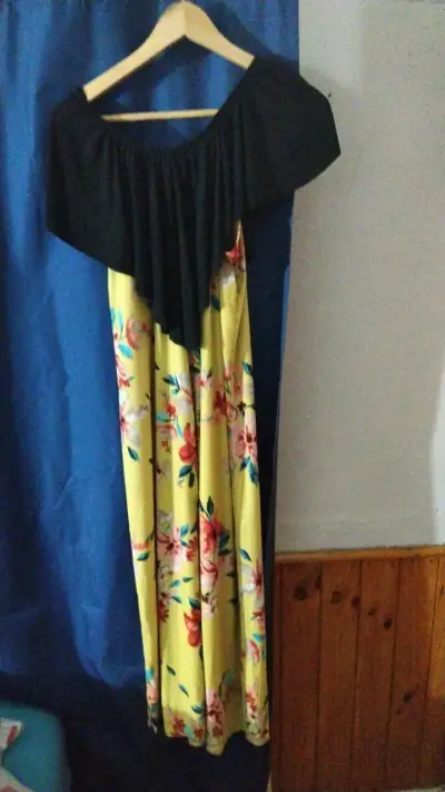Vestido largo floral con escote negro - miniatura 1