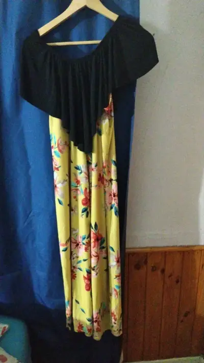 Vestido largo floral con escote negro - miniatura 2