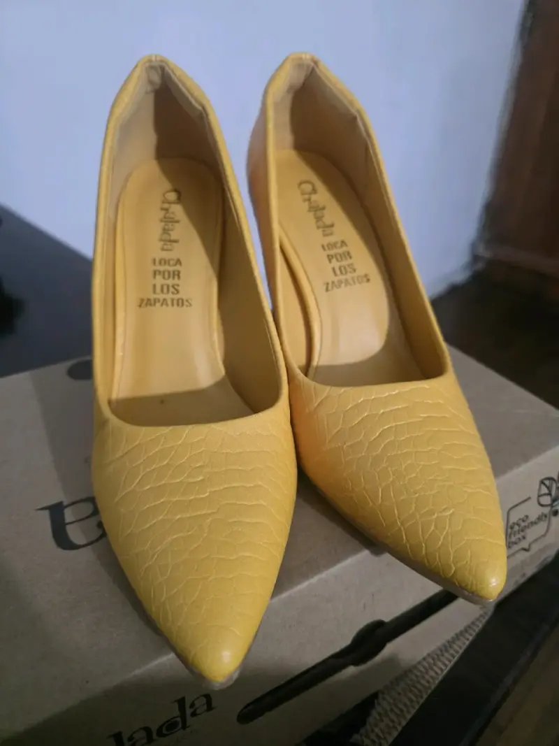 Zapatos de tacón amarillo Chalada - 1