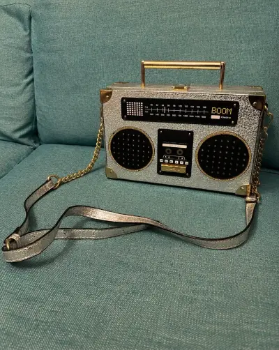 Cartera estilo boombox plateada con cadena - miniatura 1