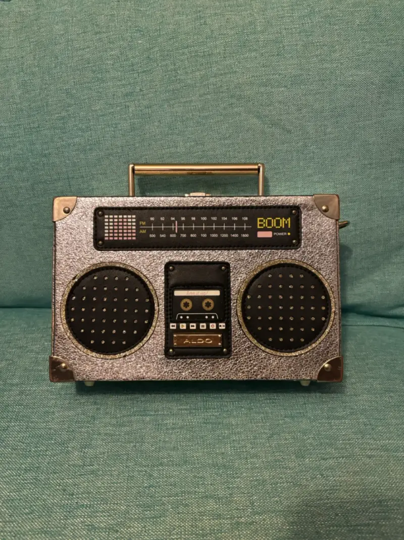 Cartera estilo boombox plateada con cadena - 3