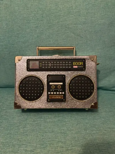 Cartera estilo boombox plateada con cadena - miniatura 3