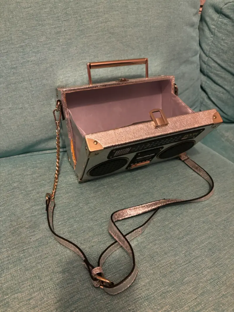 Cartera estilo boombox plateada con cadena - 4
