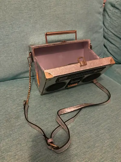 Cartera estilo boombox plateada con cadena - miniatura 4