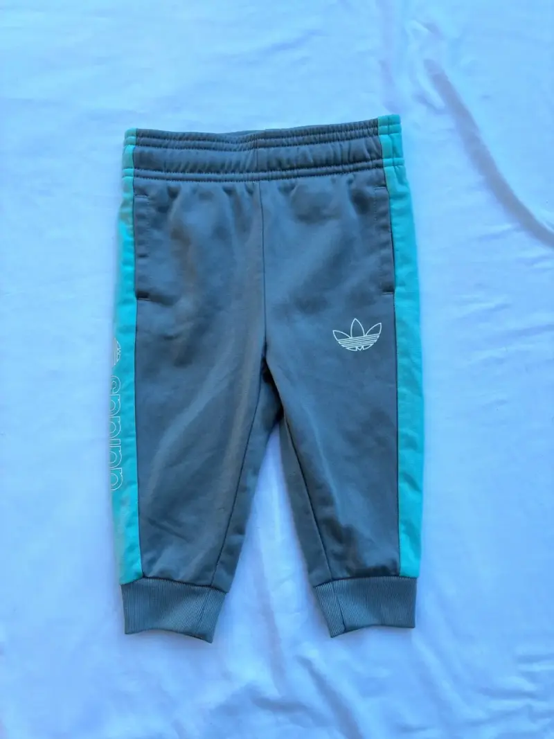 buzo deportivo para niños Adidas grises y ce