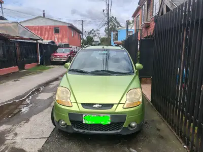 Auto Chevrolet verde en buen estado - miniatura 1