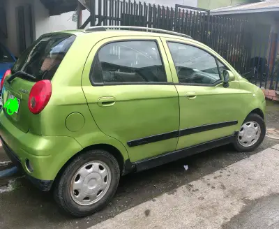 Auto Chevrolet verde en buen estado - miniatura 2