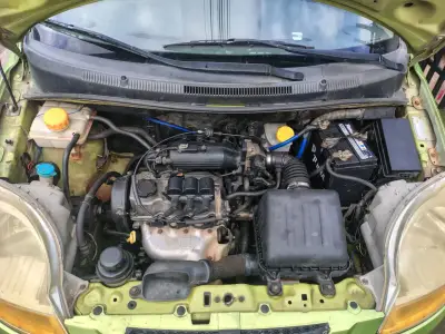 Auto Chevrolet verde en buen estado - miniatura 6