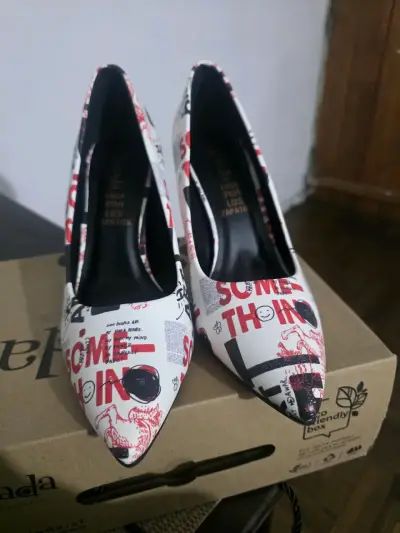 Tacones de diseño gráfico en blanco y negro - miniatura 1