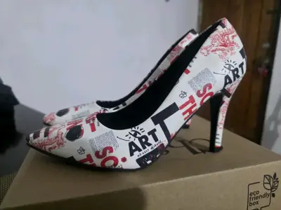 Tacones de diseño gráfico en blanco y negro - miniatura 2