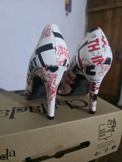 Tacones de diseño gráfico en blanco y negro - miniatura 3
