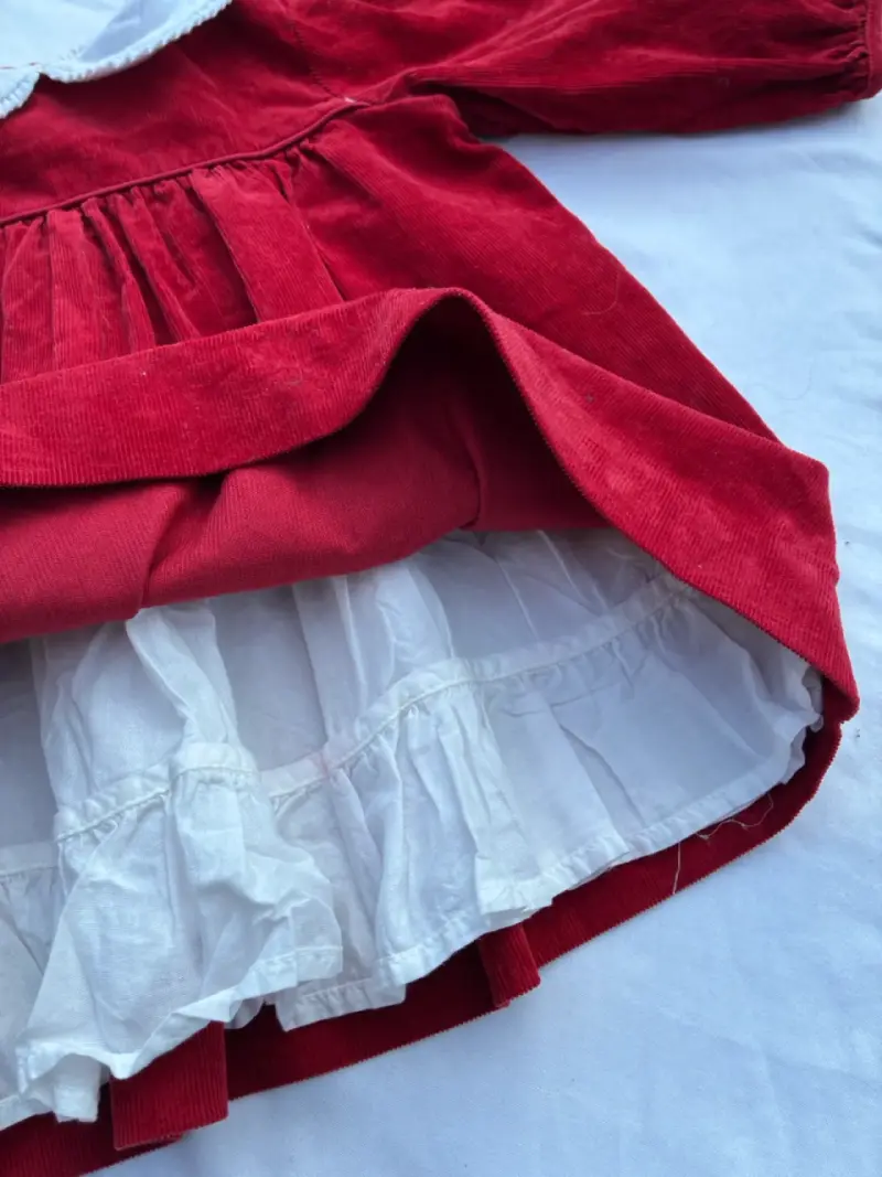 Vestido de bebé rojo con cuello bordado - 3
