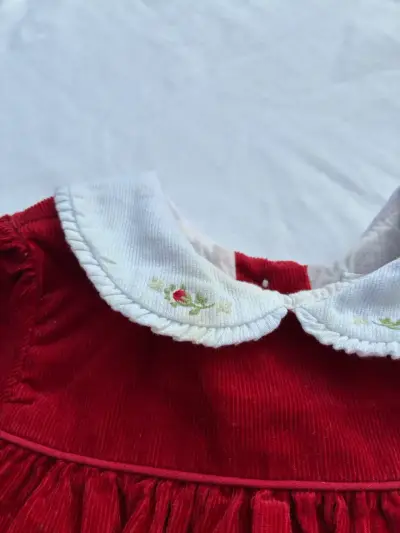 Vestido de bebé rojo con cuello bordado - miniatura 4