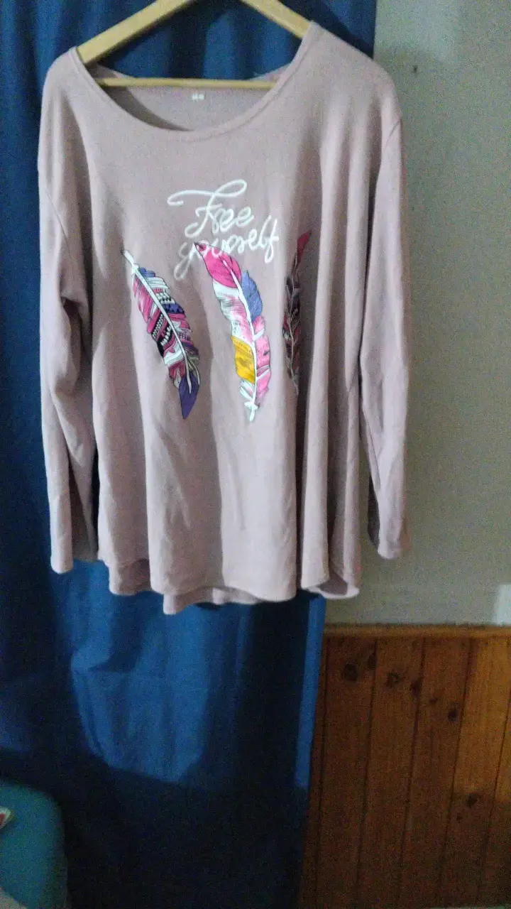 Polera manga larga con diseño de plumas