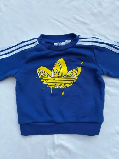 Polerón azul para niños Adidas con logo amarillo - miniatura 1