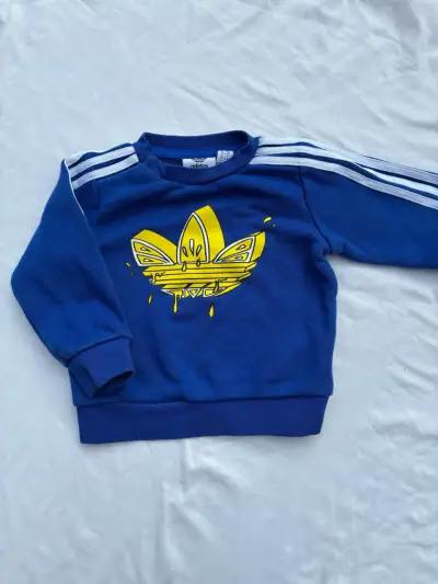 Polerón azul para niños Adidas con logo amarillo - miniatura 2