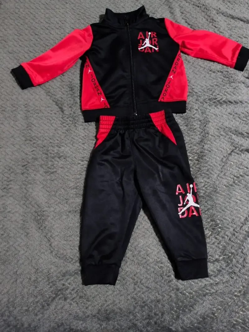 Conjunto deportivo infantil Air Jordan negro y rojo