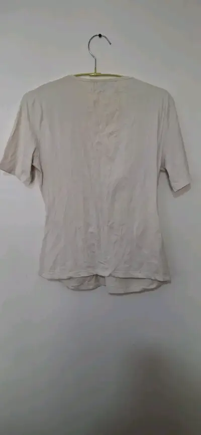 Blusa blanca manga corta con detalle metálico - miniatura 2
