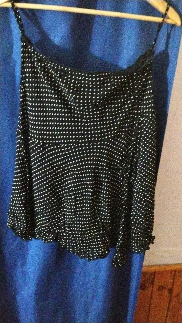 Falda corta negra con lunares blancos