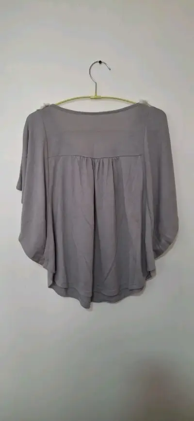 Blusa manga murciélago gris con bordado - miniatura 2