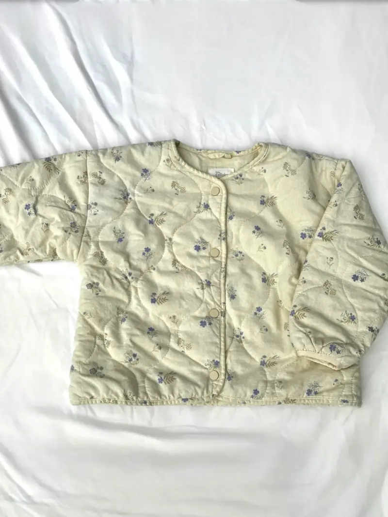 Chaqueta acolchada infantil con estampado floral
