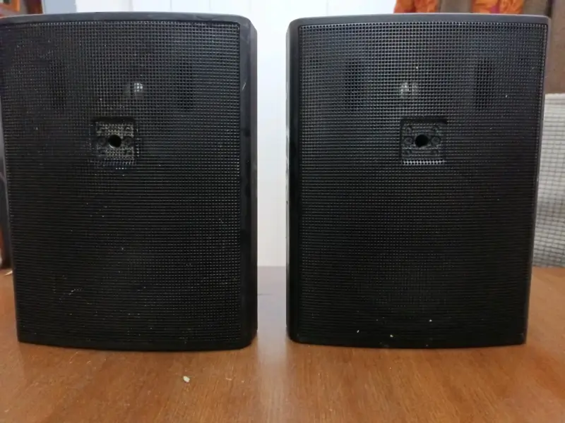 Parlantes LG control 25 para exterior e interior - 1