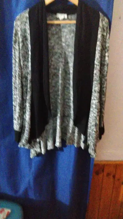 Cárdigan abierto gris y negro para mujer - miniatura 1