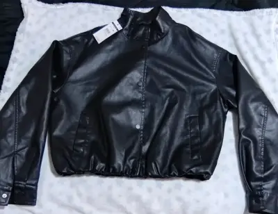 Chaqueta de cuero sintético negra para mujer - miniatura 1