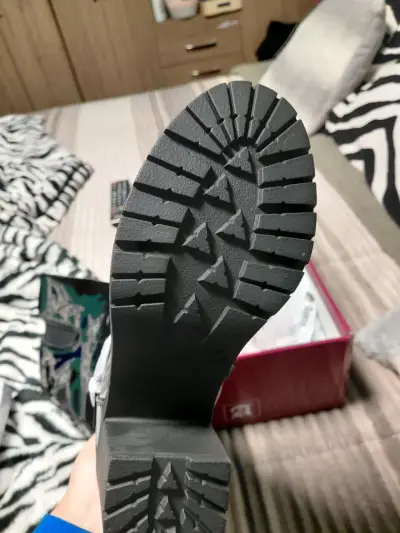 Botas de charol negras con tacón alto para mujer - miniatura 1