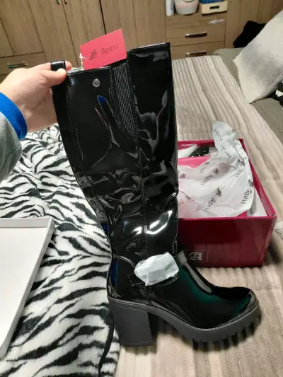 Botas de charol negras con tacón alto para mujer - miniatura 3