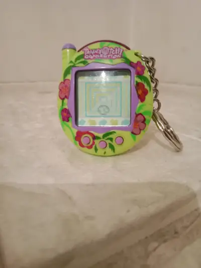 Tamagotchi Connection verde con flores - miniatura 1