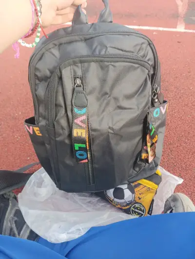Mochila negra con diseño LOVE - miniatura 3