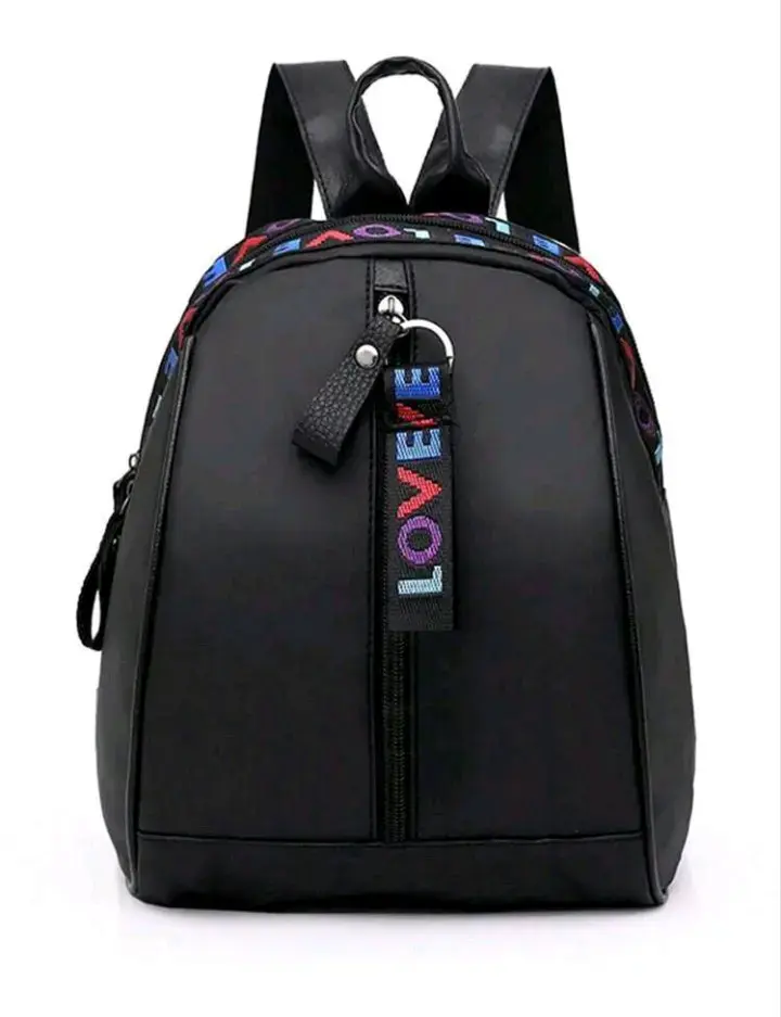 Mochila negra con diseño LOVE - 4