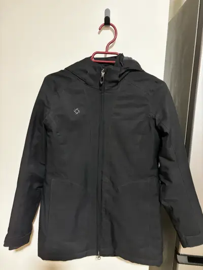 Chaqueta negra con capucha para mujer - miniatura 1
