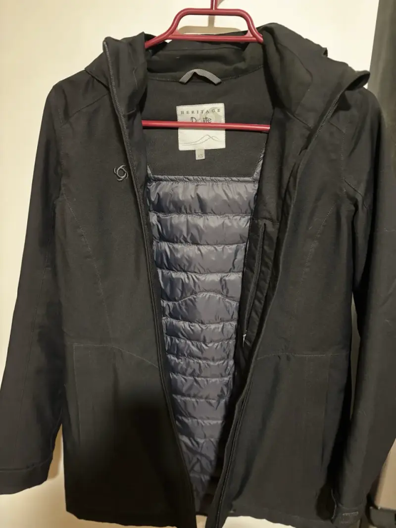 Chaqueta negra con capucha para mujer - 2