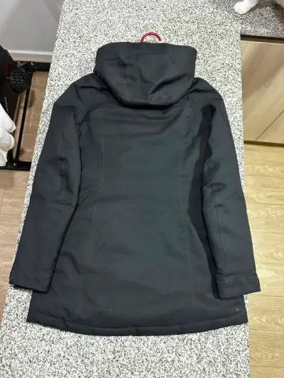 Chaqueta negra con capucha para mujer - miniatura 3
