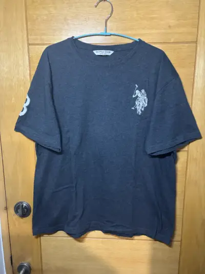 Polera U.S. Polo Assn gris oscuro con logo bordado - miniatura 1