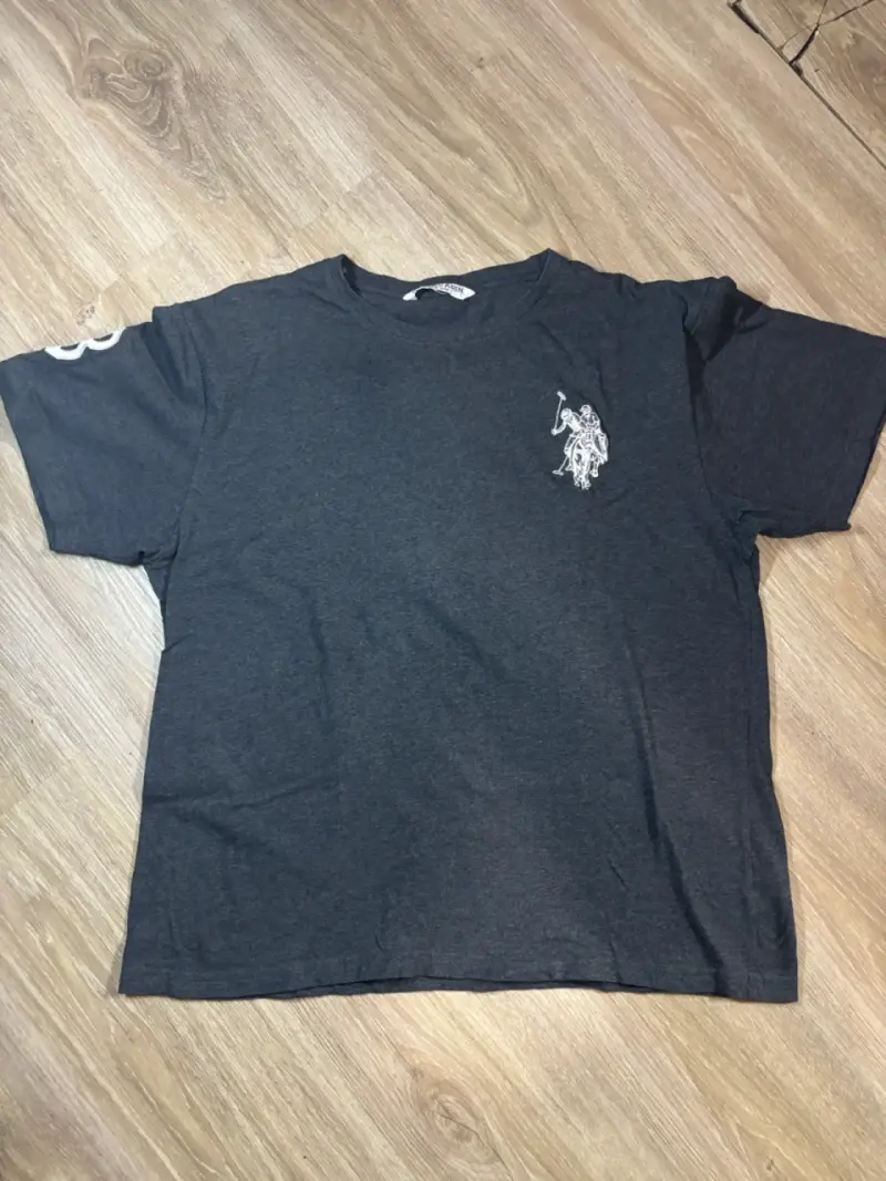 Polera U.S. Polo Assn gris oscuro con logo bordado - 3