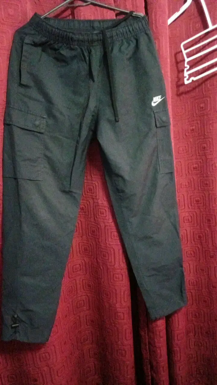 Pantalones deportivos negros Nike con bolsillos - 1