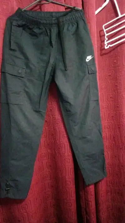 Pantalones deportivos negros Nike con bolsillos - miniatura 2