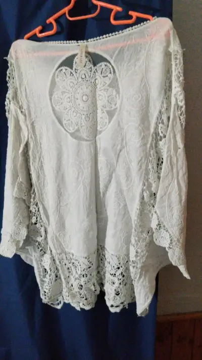 Blusa de encaje blanca para mujer - miniatura 2